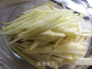 海鲜味的土豆丝的做法步骤：1
