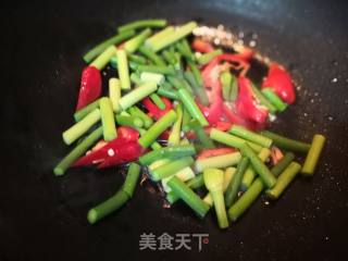 油豆腐炒蒜苔的做法步骤：2