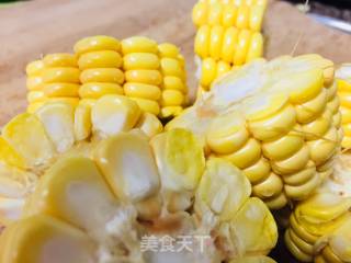 玉米煲排骨汤的做法步骤：2