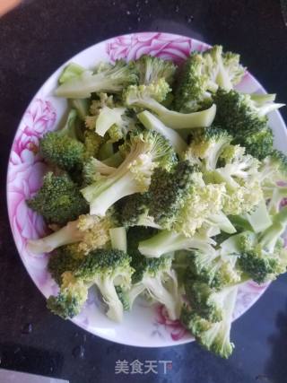 凉拌西蓝花的做法步骤：1