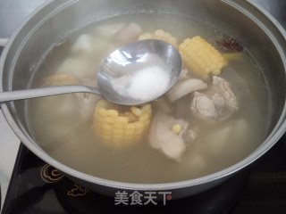 白萝卜玉米猪尾汤的做法步骤：8