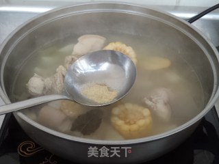 白萝卜玉米猪尾汤的做法步骤：9