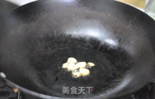 飞鱼籽肠炒抱子甘蓝的做法步骤：4