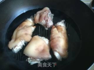 五香卤猪蹄的做法步骤：3