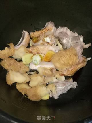 猴头菇炖排骨的做法步骤：3