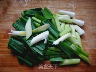 蒜苗烧鸭血的做法步骤：1