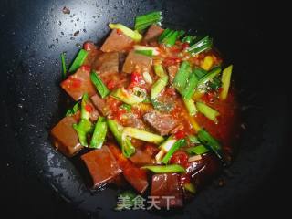 蒜苗烧鸭血的做法步骤：12