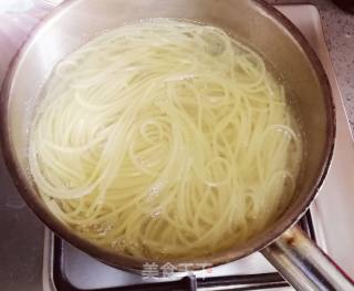 咖喱鸡肉意面的做法步骤：1
