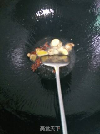 黄豆花生焖猪蹄的做法步骤：2