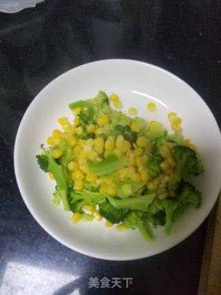 西蓝花炒米的做法步骤：1