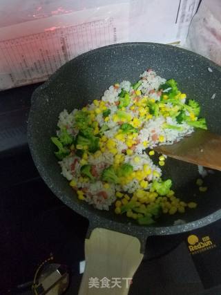 西蓝花炒米的做法步骤：5