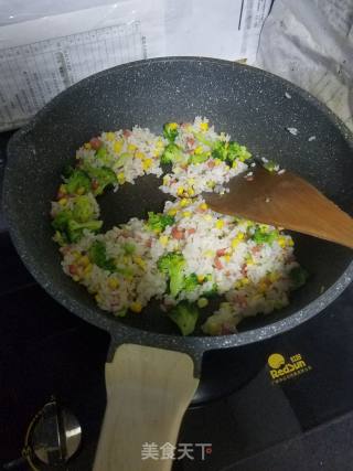 西蓝花炒米的做法步骤：6