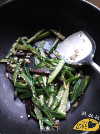 秋葵炒风干肠的做法步骤：6