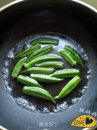 培根炒秋葵的做法步骤：2