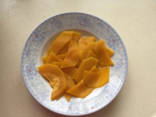 香菇肉馅蒸饺：饺子也有新花样，比传统的包法好看又简单的做法步骤：2