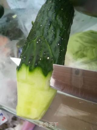 黄瓜刻花的做法步骤：2
