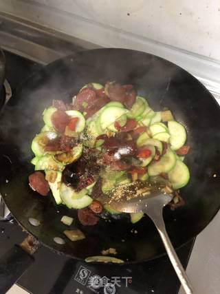 西葫芦炒腊肠的做法步骤：6