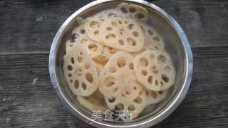 炝拌葱油藕片的做法步骤：1