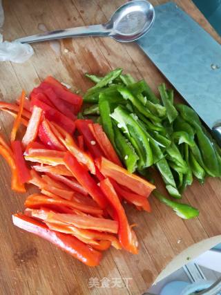 青红双椒爆牛肉末的做法步骤：5