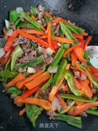 青红双椒爆牛肉末的做法步骤：9