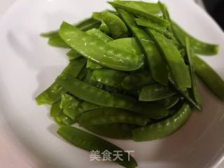 五花肉煸炒荷兰豆的做法步骤：1