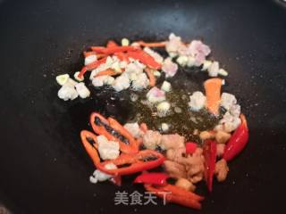 五花肉煸炒荷兰豆的做法步骤：3
