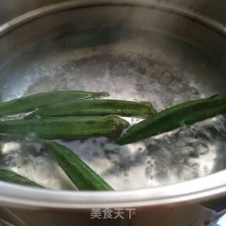 秋葵芝麻蛋饼的做法步骤：2