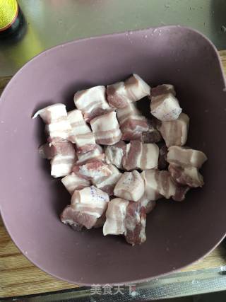 家庭版红烧肉的做法步骤：1