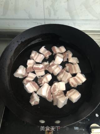 家庭版红烧肉的做法步骤：2