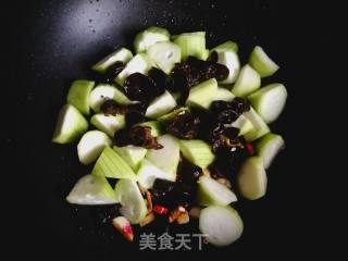 面筋泡炒丝瓜的做法步骤：4