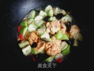 面筋泡炒丝瓜的做法步骤：6