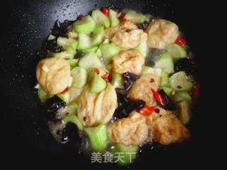 面筋泡炒丝瓜的做法步骤：7