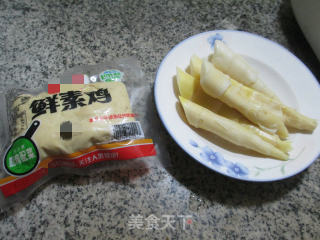 笋尖炒鲜素鸡的做法步骤：1