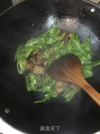 尖椒炒五花肉的做法步骤：5