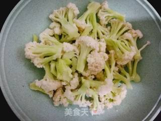 有机花菜炒木耳的做法步骤：1