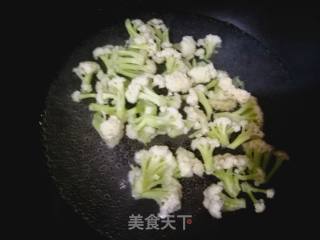 有机花菜炒木耳的做法步骤：3