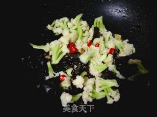 有机花菜炒木耳的做法步骤：7