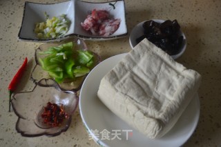 家常烧豆腐的做法步骤：1