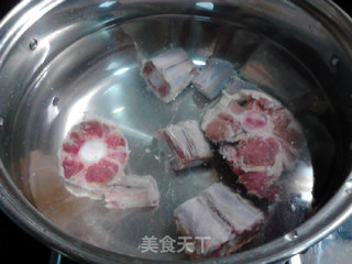 西洋参枸杞山药牛尾汤的做法步骤：3