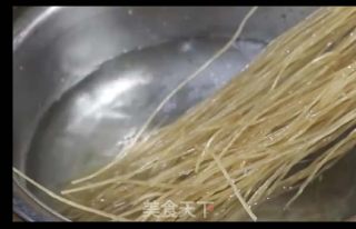 猪肉白菜炖粉条--冬季养生菜的做法步骤：2