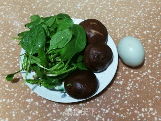 菠菜香菇鸭蛋面的做法步骤：1