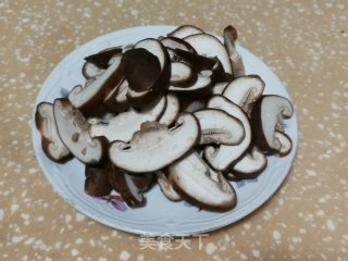 菠菜香菇鸭蛋面的做法步骤：2