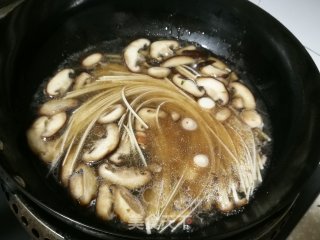 菠菜香菇鸭蛋面的做法步骤：4