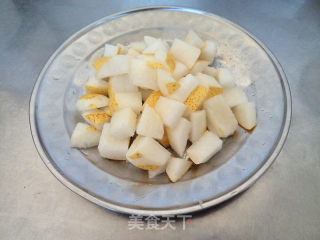 菊花雪梨冰糖饮的做法步骤：2
