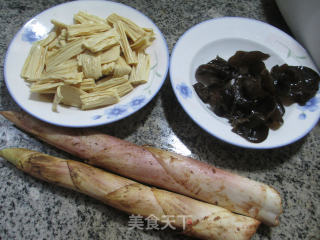 黑木耳雷笋炒腐竹的做法步骤：1