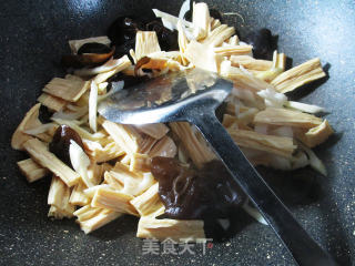 黑木耳雷笋炒腐竹的做法步骤：5