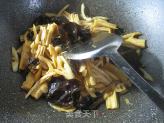 黑木耳雷笋炒腐竹的做法步骤：9