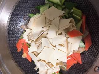 猪肉炒杂蔬菜的做法步骤：7