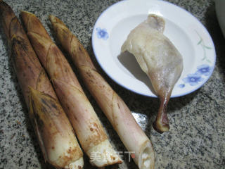 腊鸭腿烧雷笋的做法步骤：1