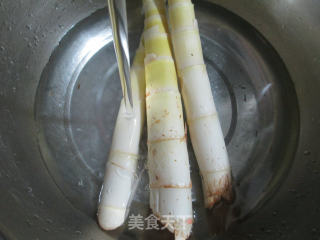 腊鸭腿烧雷笋的做法步骤：2